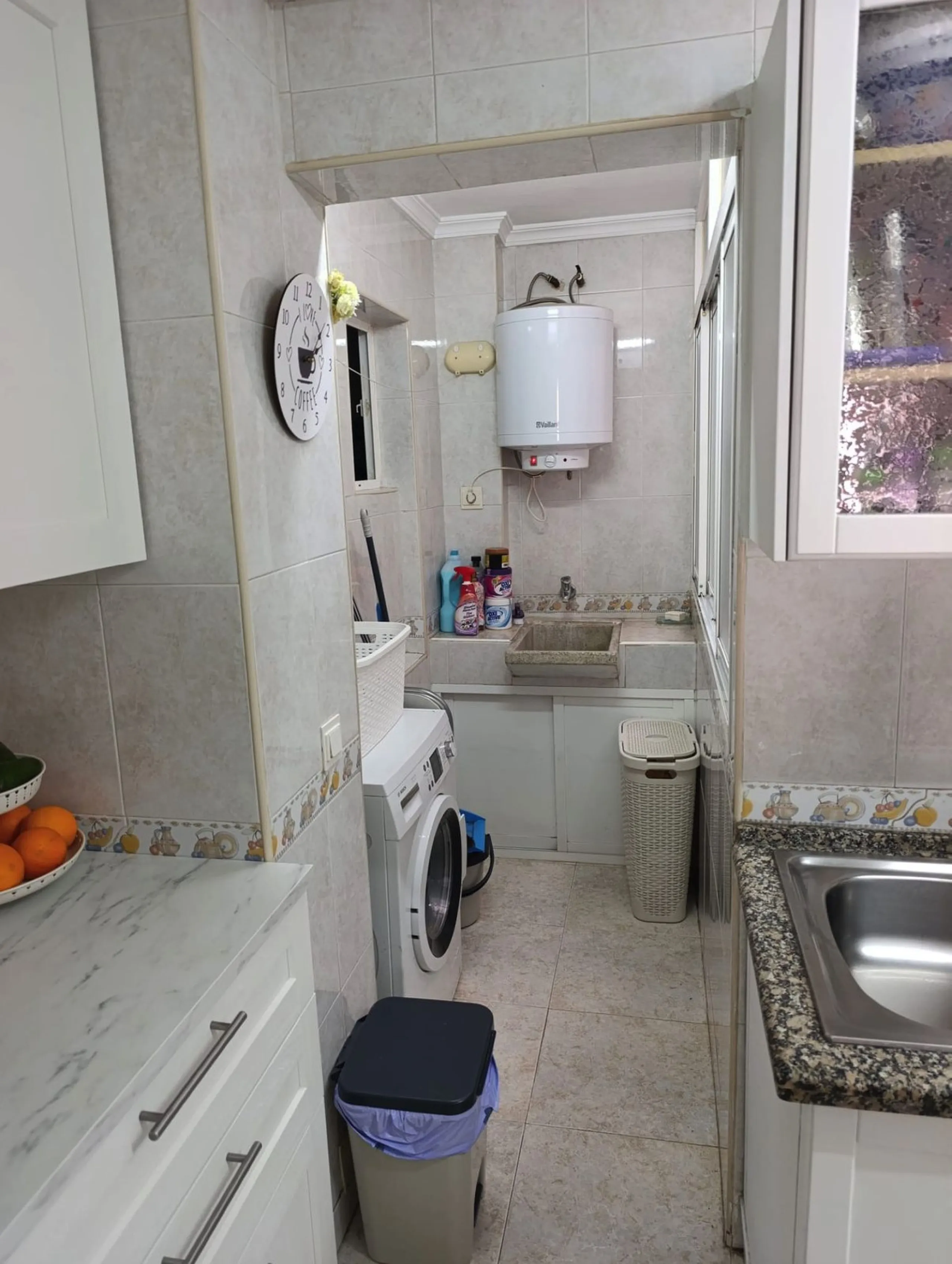 Prime Central Apartment on the main avenue of Marbella – South-Facing with Terrace Views Over the Golden Mile!
