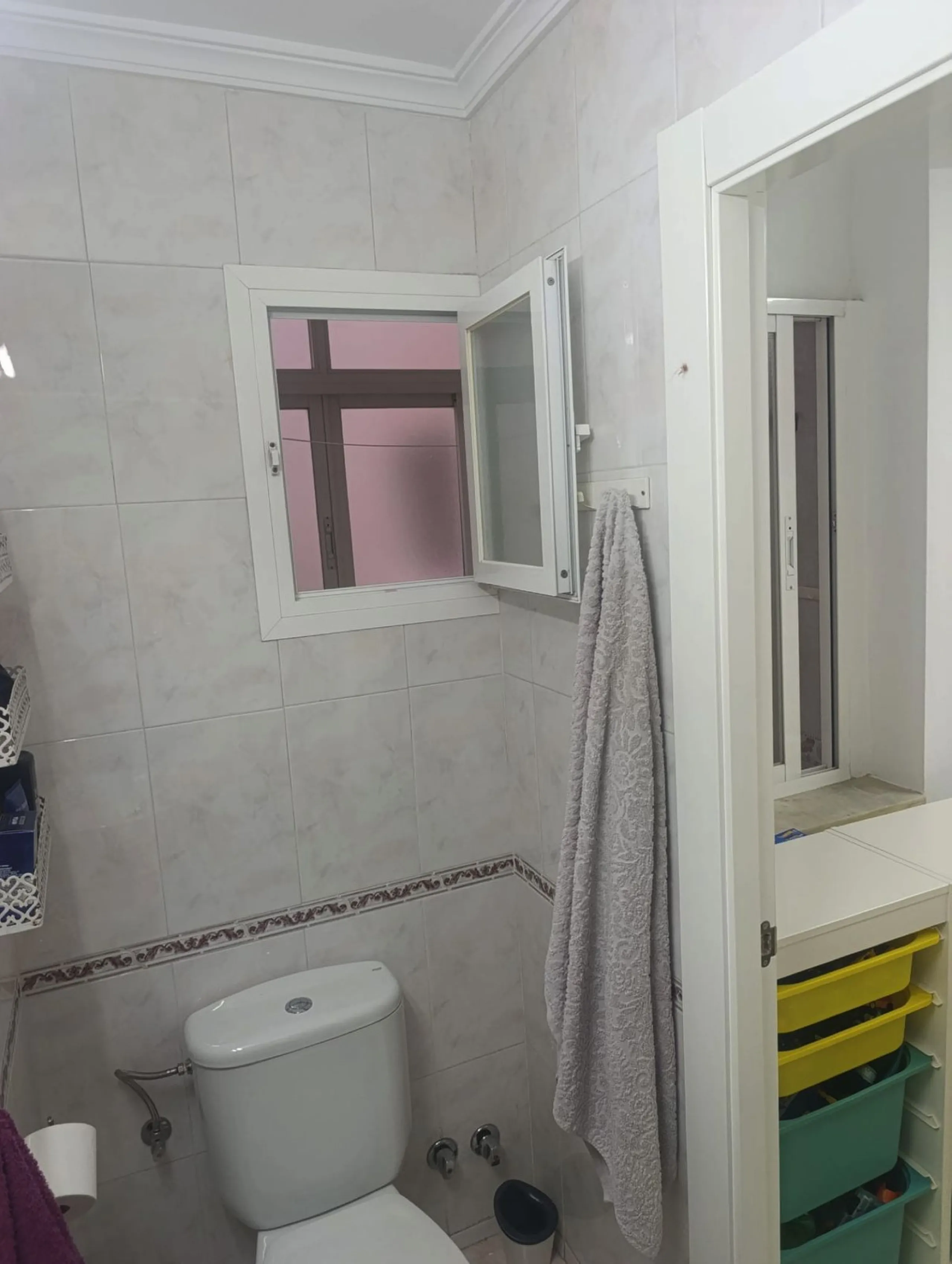 Prime Central Apartment on the main avenue of Marbella – South-Facing with Terrace Views Over the Golden Mile!