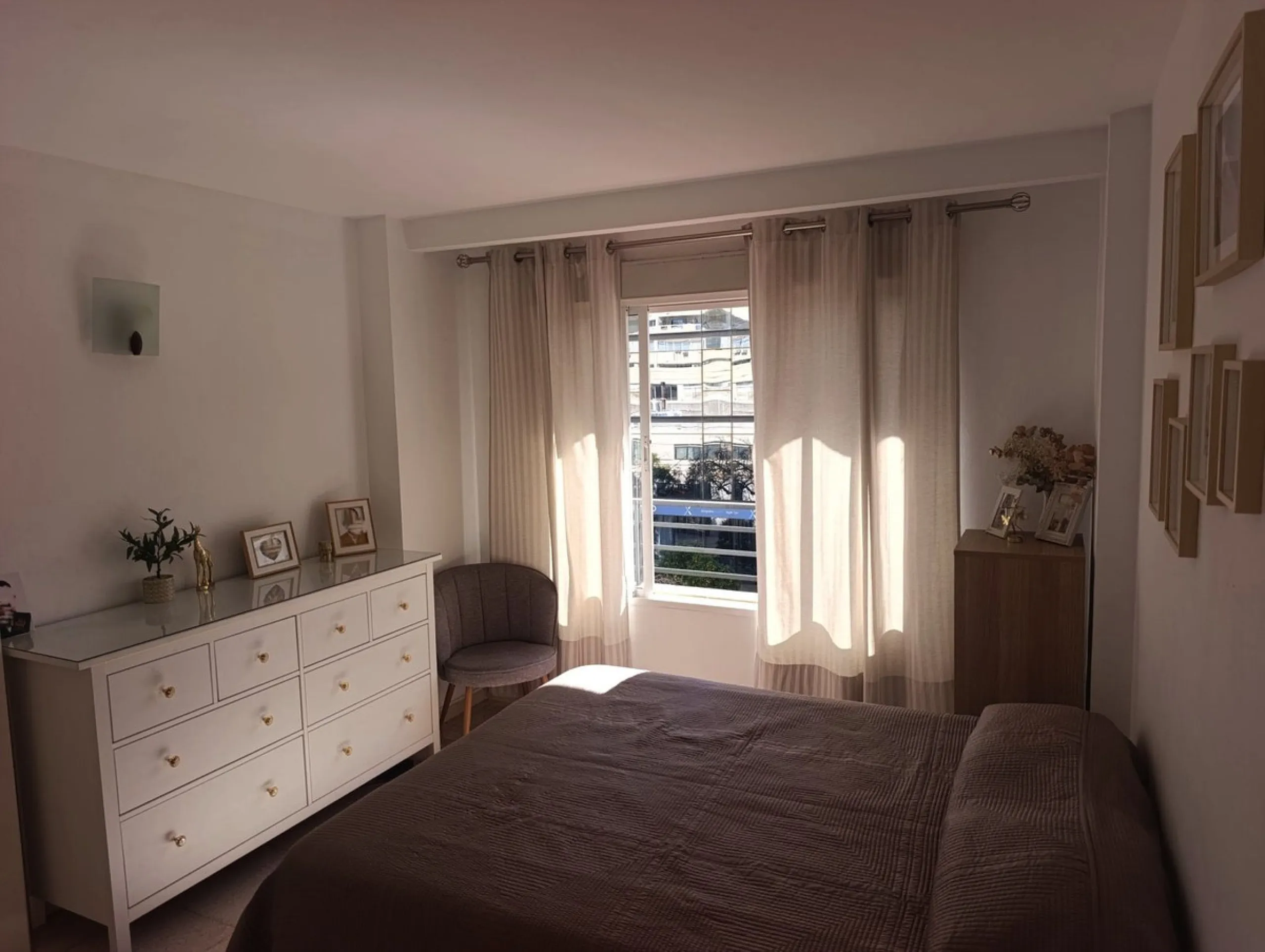 Prime Central Apartment on the main avenue of Marbella – South-Facing with Terrace Views Over the Golden Mile!