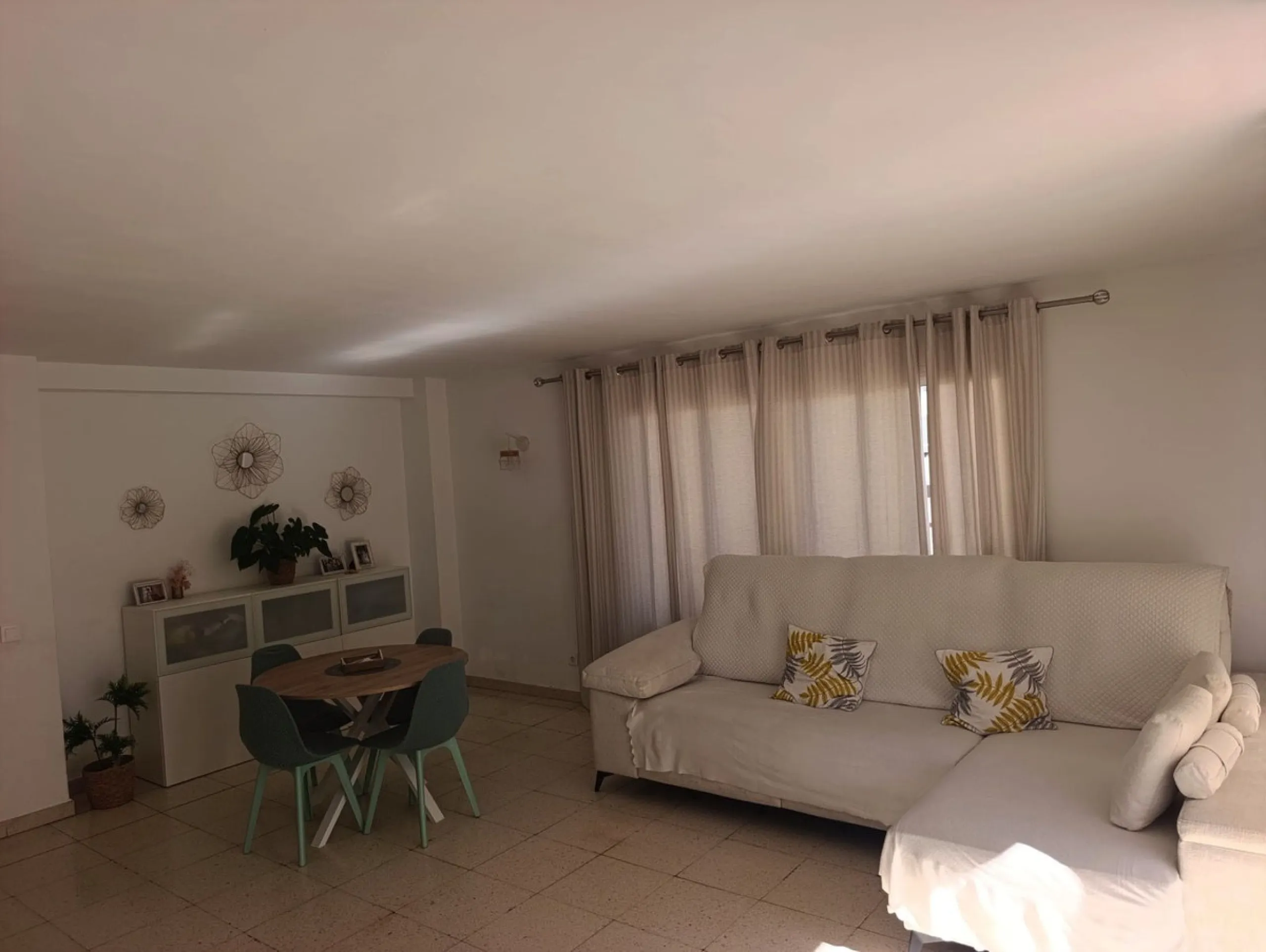 Prime Central Apartment on the main avenue of Marbella – South-Facing with Terrace Views Over the Golden Mile!
