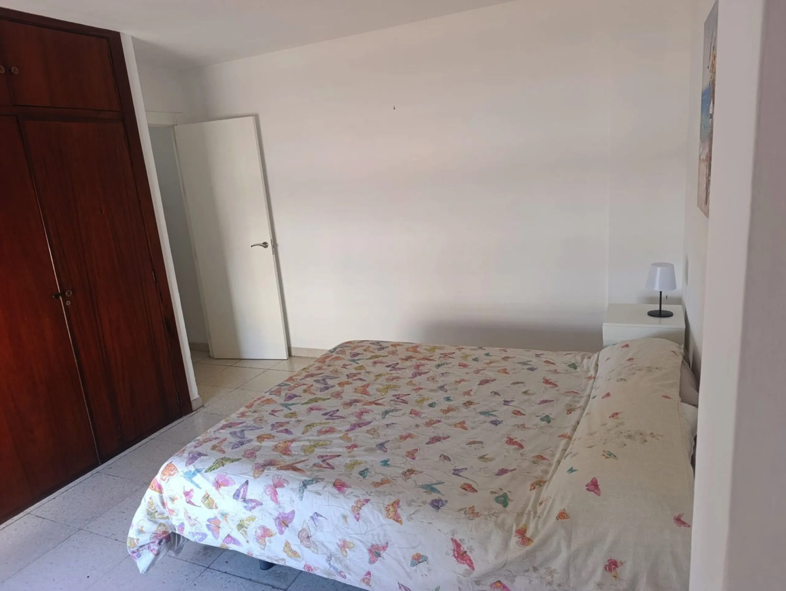 Prime Central Apartment on the main avenue of Marbella – South-Facing with Terrace Views Over the Golden Mile!