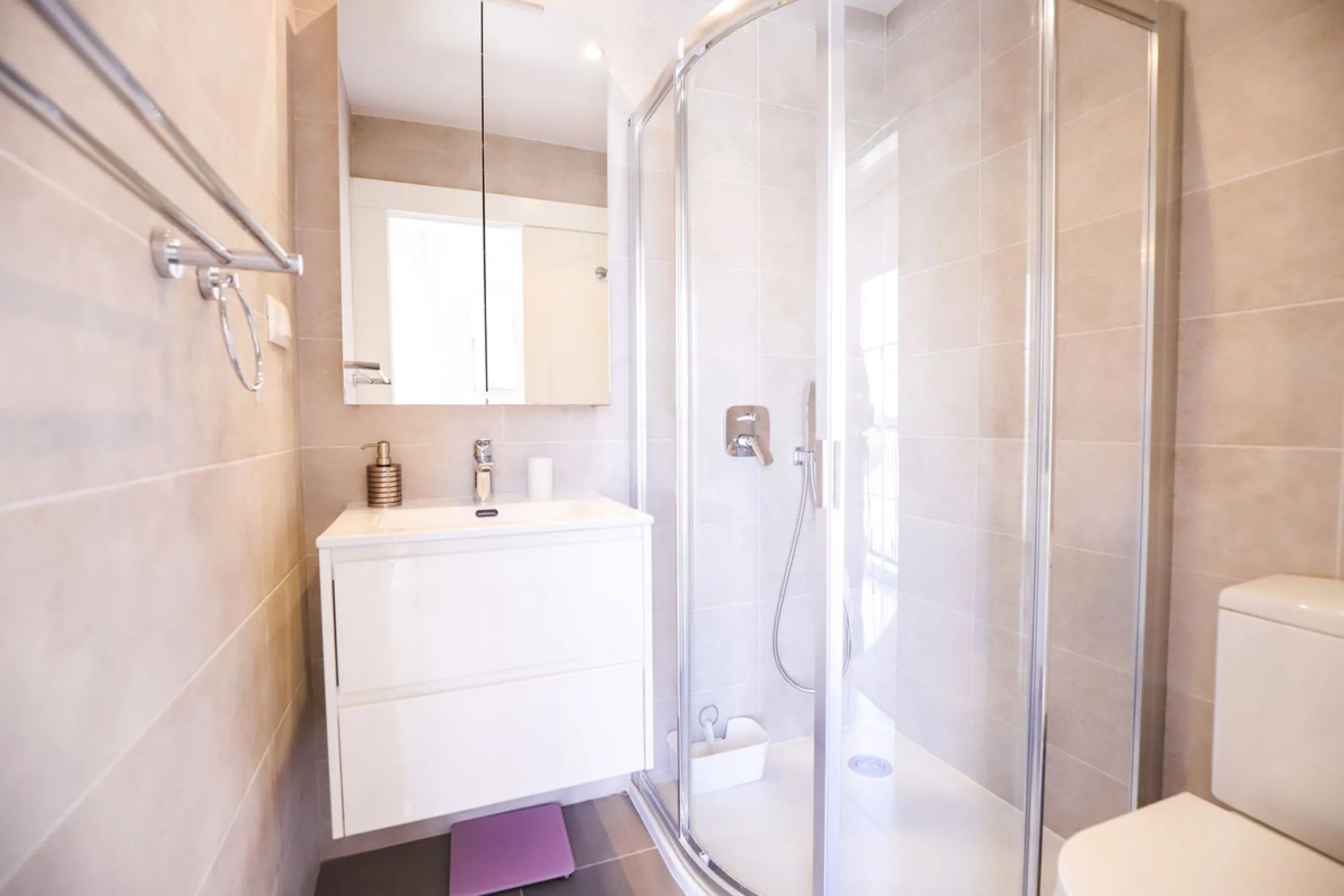 A rare opportunity to invest in a fully-furnished, 3-bedroom townhouse with a fully-transferable holiday rental license, allowing you to enjoy the property personally as well as generating immediate income through short-term rentals, if desired.