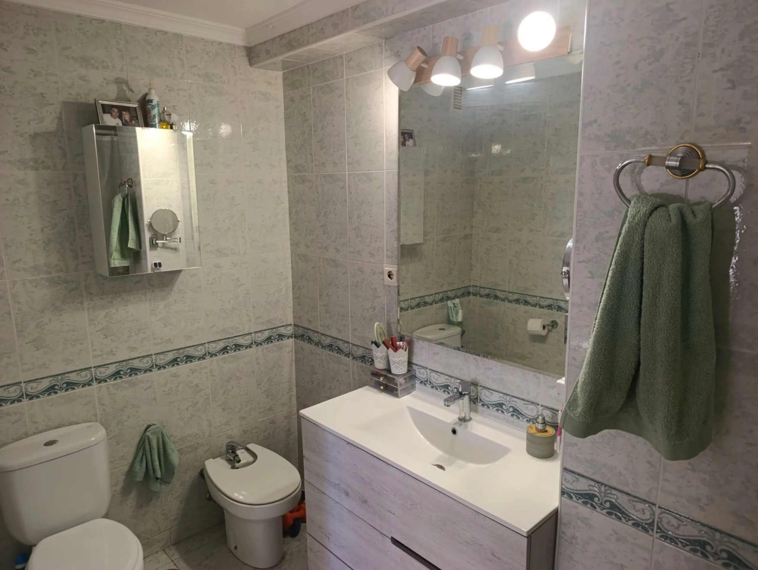 Prime Central Apartment on the main avenue of Marbella – South-Facing with Terrace Views Over the Golden Mile!