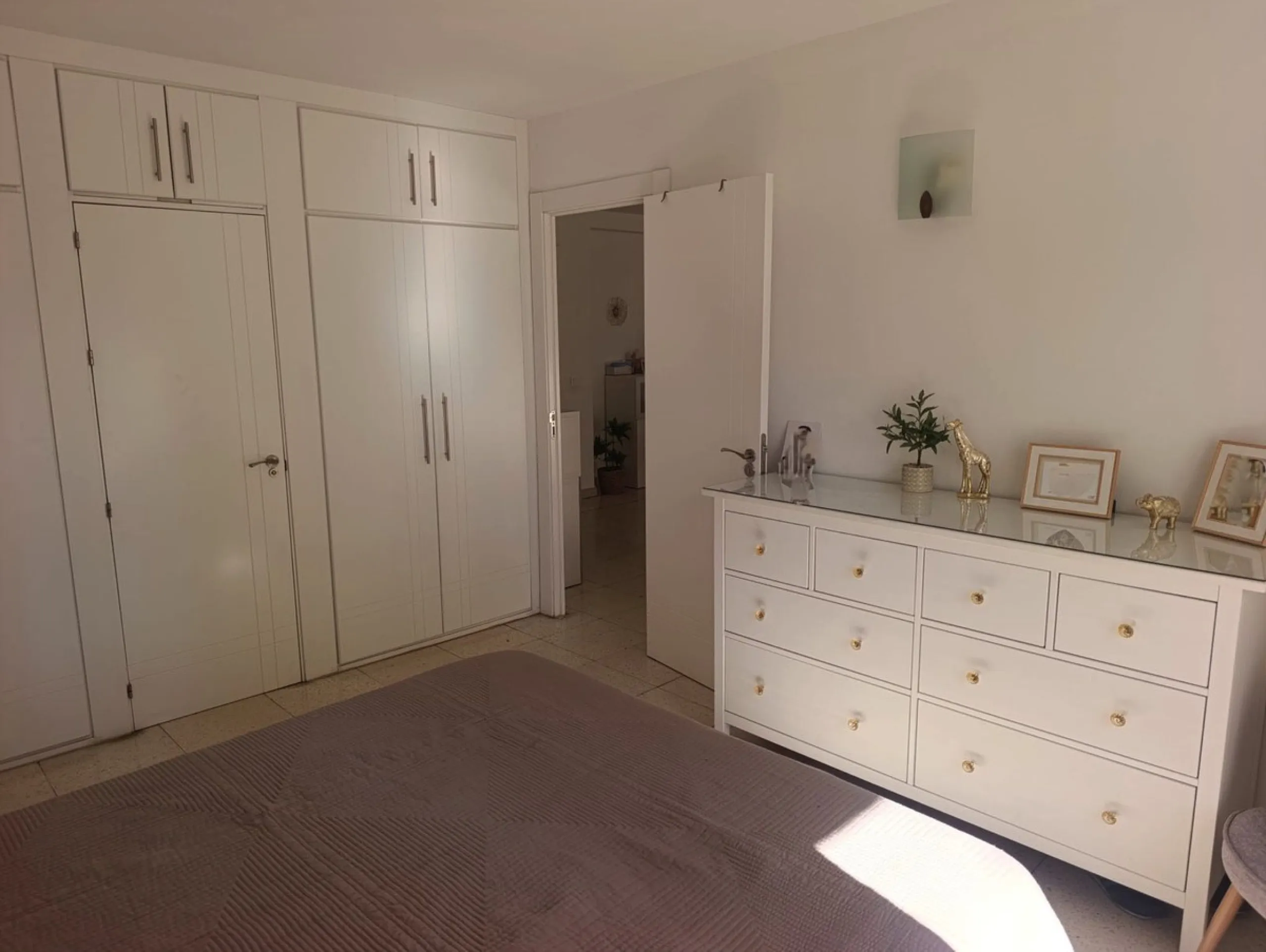 Prime Central Apartment on the main avenue of Marbella – South-Facing with Terrace Views Over the Golden Mile!
