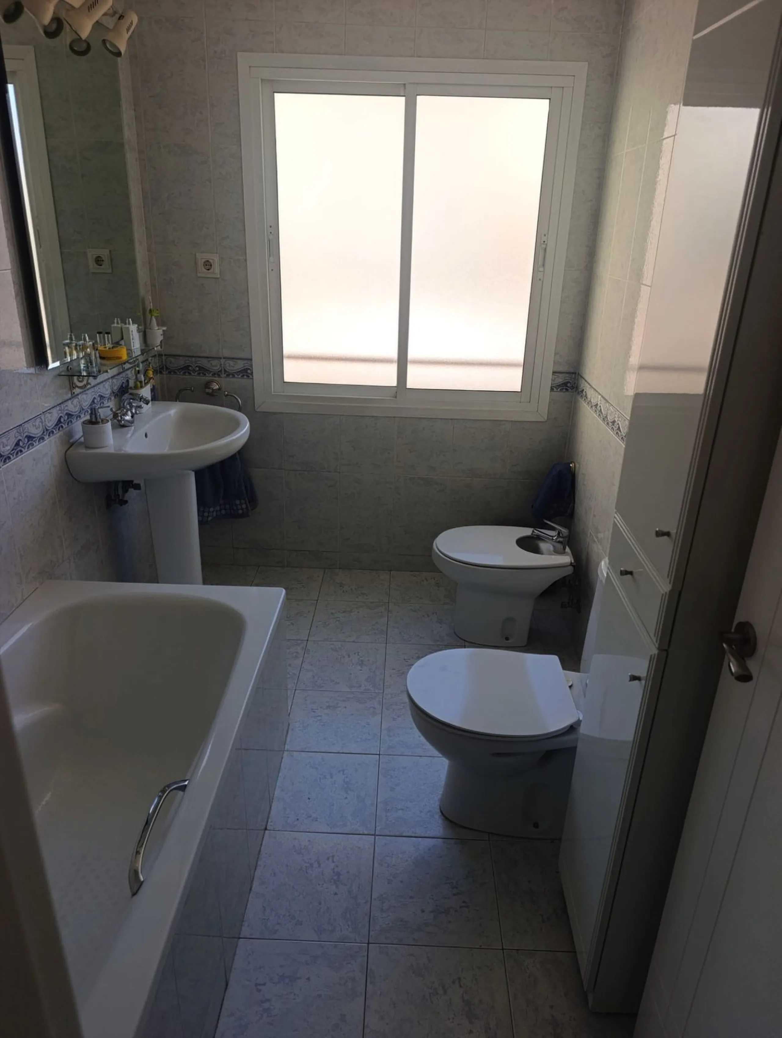 Prime Central Apartment on the main avenue of Marbella – South-Facing with Terrace Views Over the Golden Mile!