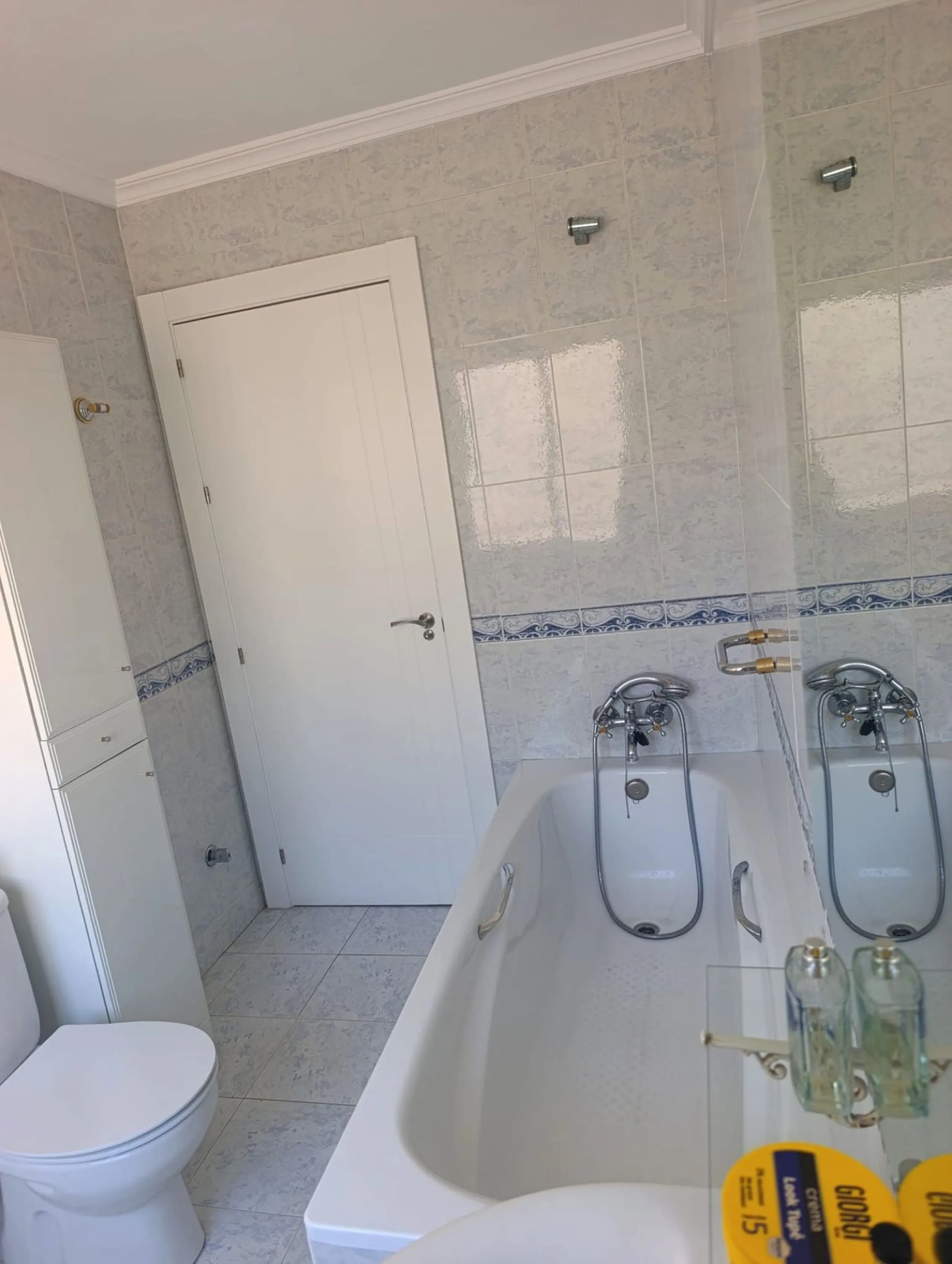 Prime Central Apartment on the main avenue of Marbella – South-Facing with Terrace Views Over the Golden Mile!