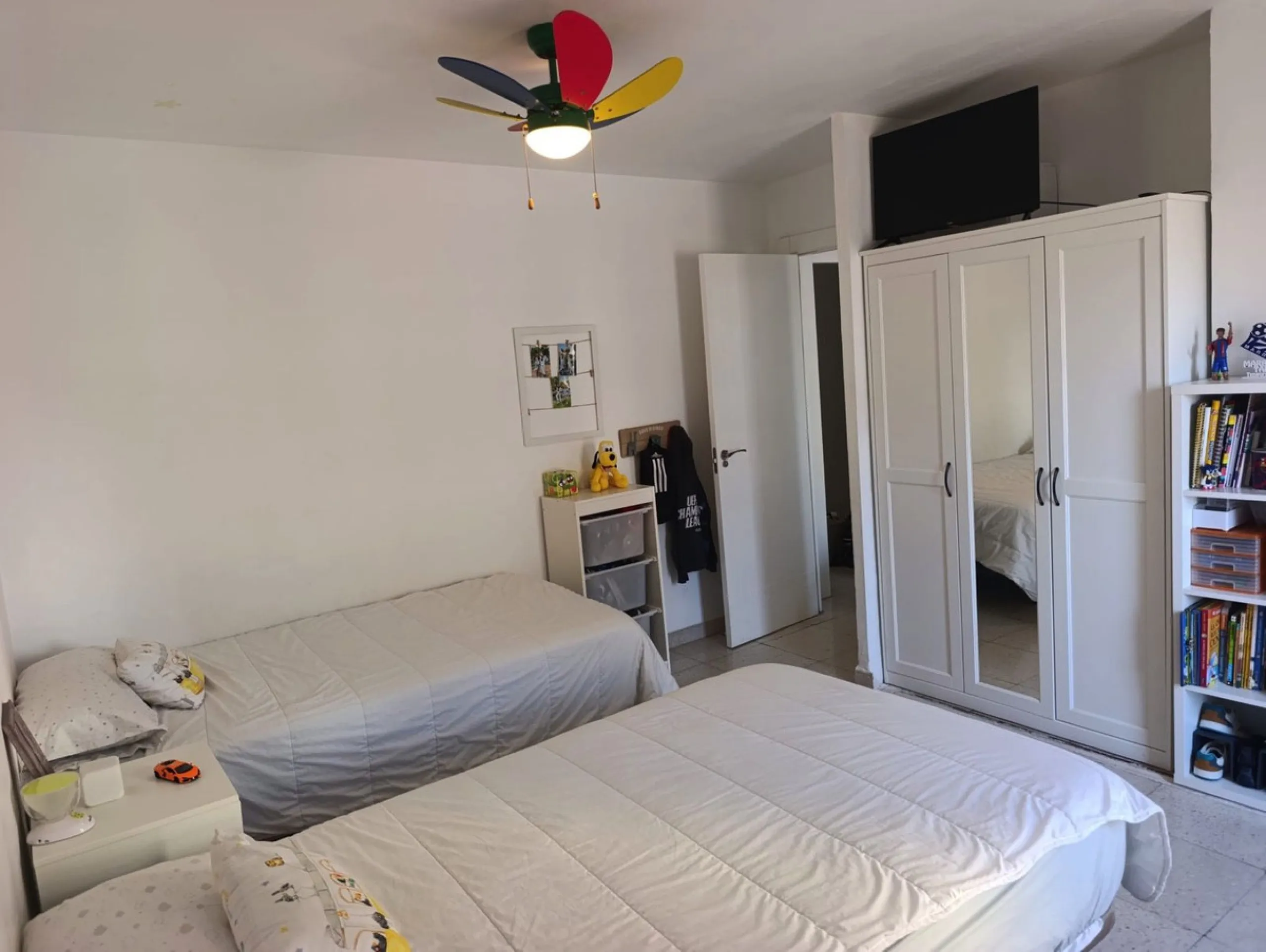 Prime Central Apartment on the main avenue of Marbella – South-Facing with Terrace Views Over the Golden Mile!