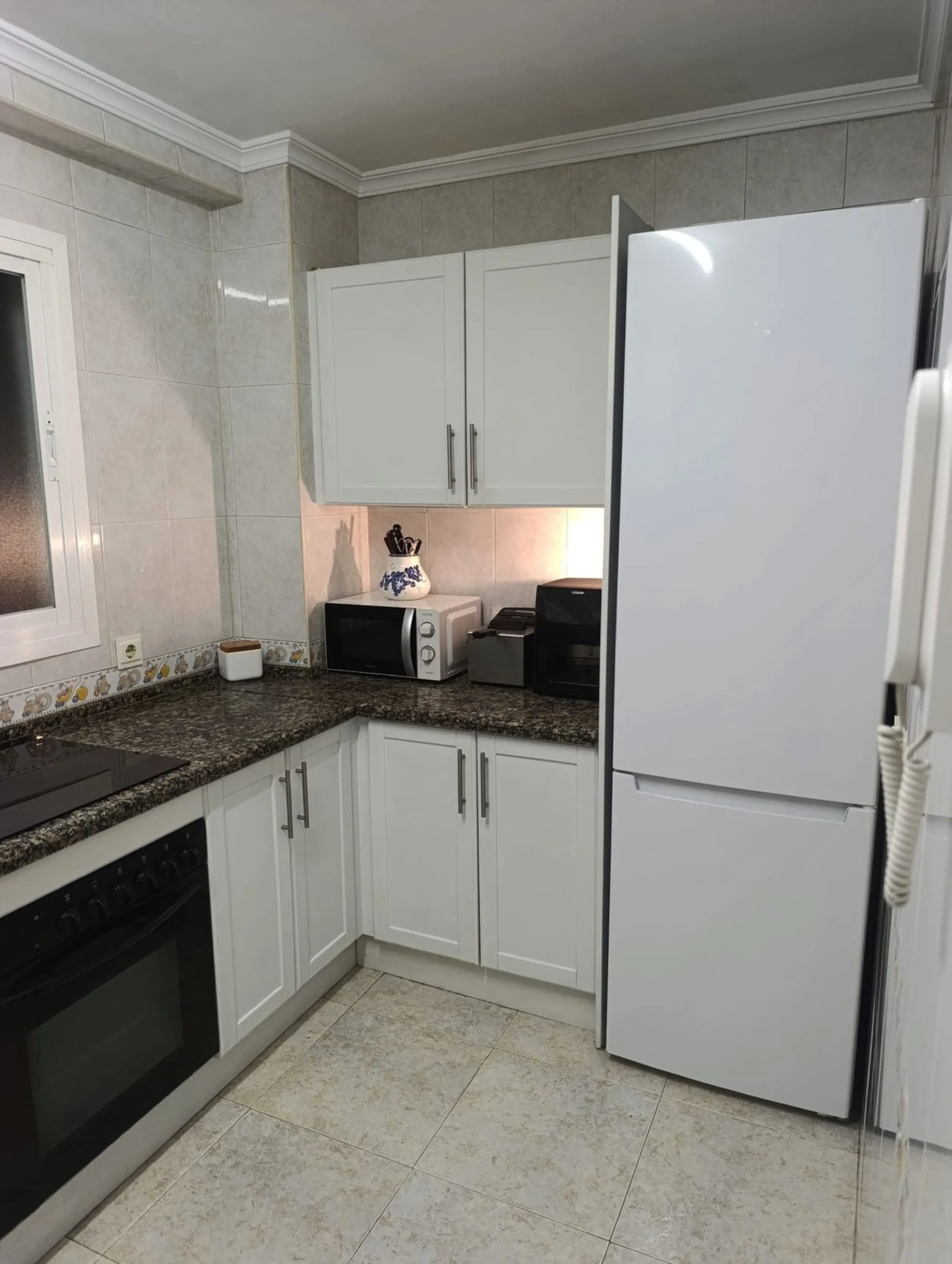 Prime Central Apartment on the main avenue of Marbella – South-Facing with Terrace Views Over the Golden Mile!