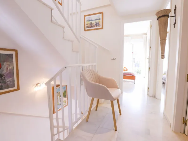 A rare opportunity to invest in a fully-furnished, 3-bedroom townhouse with a fully-transferable holiday rental license, allowing you to enjoy the property personally as well as generating immediate income through short-term rentals, if desired.