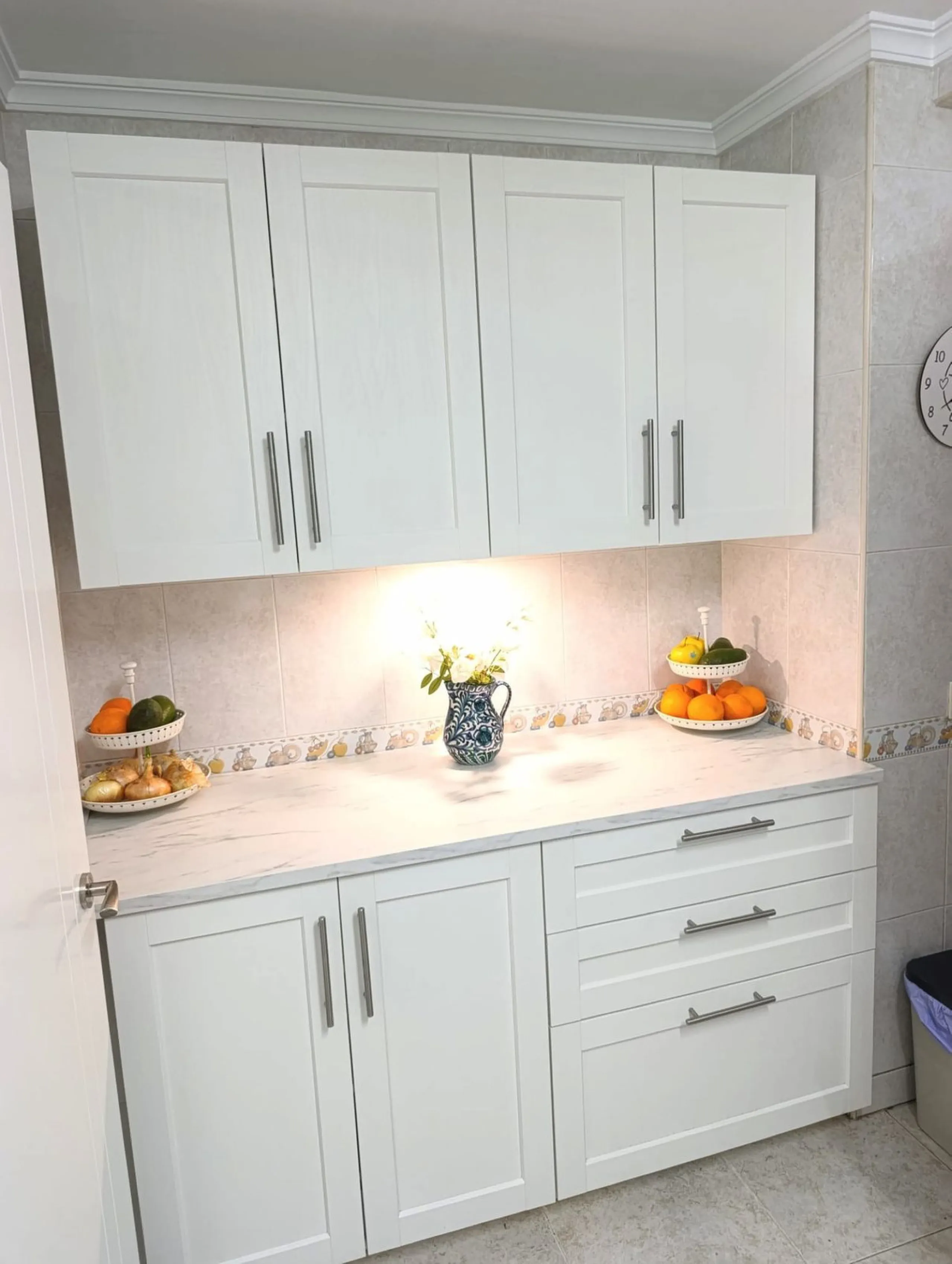 Prime Central Apartment on the main avenue of Marbella – South-Facing with Terrace Views Over the Golden Mile!