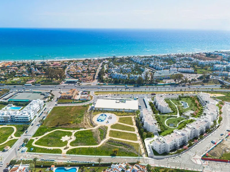 Two-bedroom, two-bathroom apartment in the sought-after Acqua Gardens complex, on Estepona's New Golden Mile. This first-floor apartment offers 87 m² of living space and a magnificent 21 m² west-facing terrace, perfect for enjoying sunsets and the Costa d