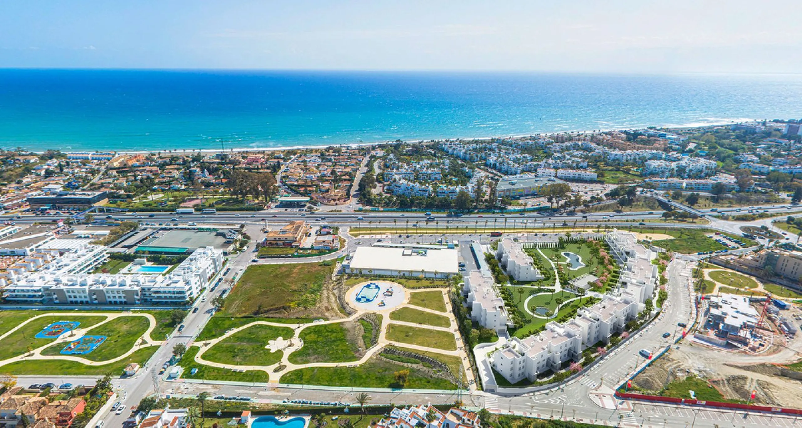 Two-bedroom, two-bathroom apartment in the sought-after Acqua Gardens complex, on Estepona's New Golden Mile. This first-floor apartment offers 87 m² of living space and a magnificent 21 m² west-facing terrace, perfect for enjoying sunsets and the Costa d