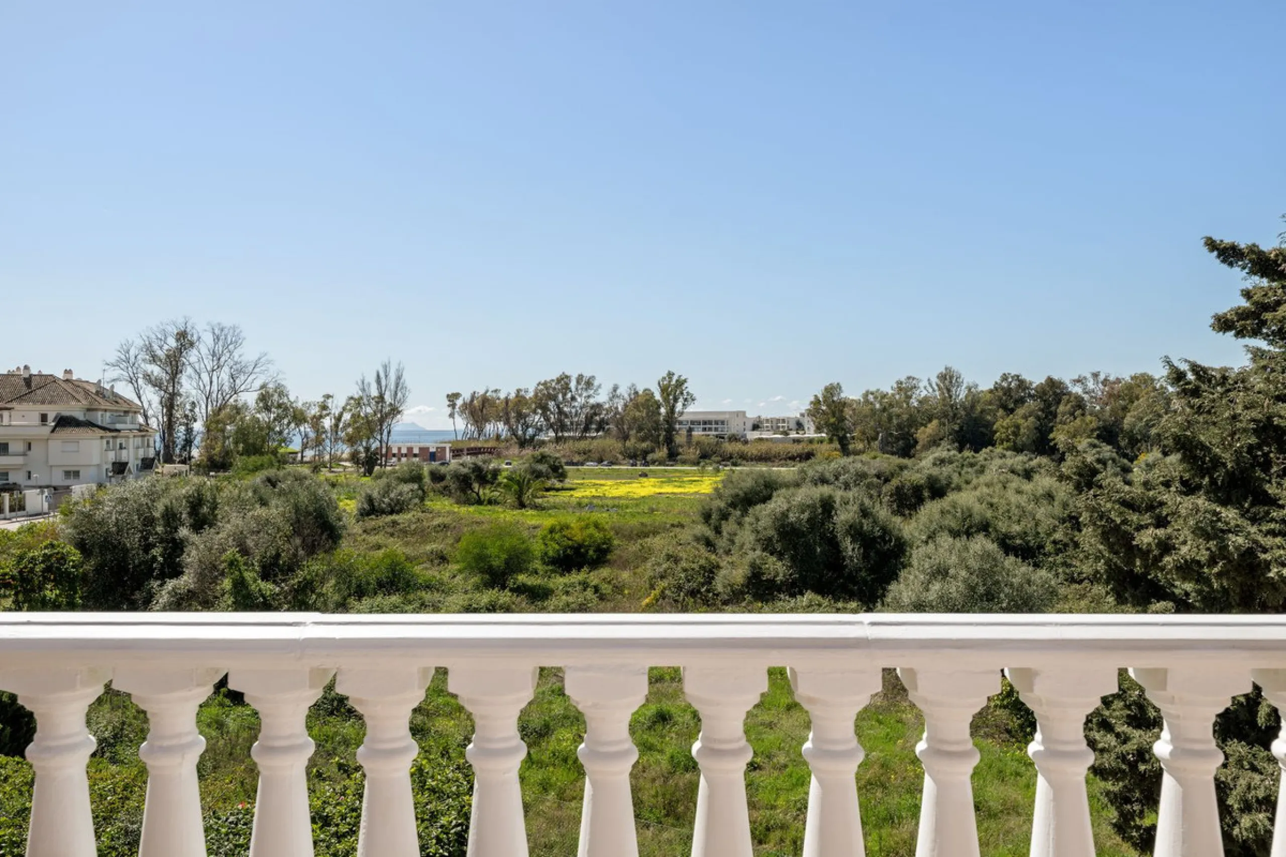 Located a stonesthrow from the sandy beach of Costalita, this top floor apartment with impressive solarium and sea views is a perfect holiday home.
