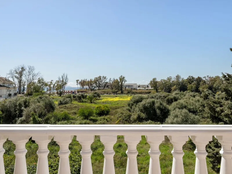 Located a stonesthrow from the sandy beach of Costalita, this top floor apartment with impressive solarium and sea views is a perfect holiday home.