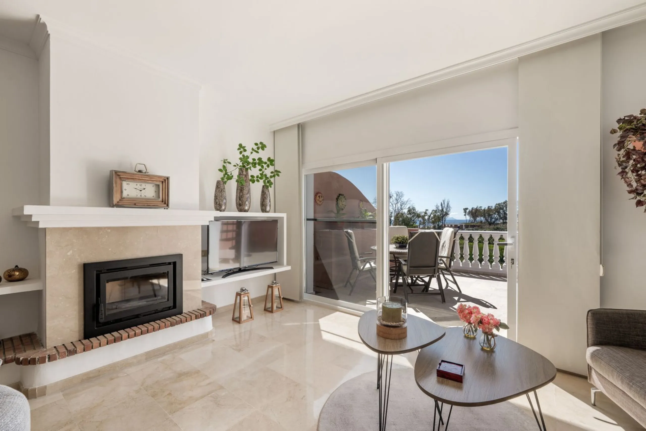 Located a stonesthrow from the sandy beach of Costalita, this top floor apartment with impressive solarium and sea views is a perfect holiday home.