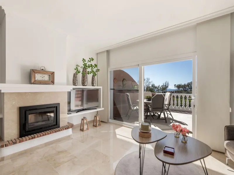 Located a stonesthrow from the sandy beach of Costalita, this top floor apartment with impressive solarium and sea views is a perfect holiday home.