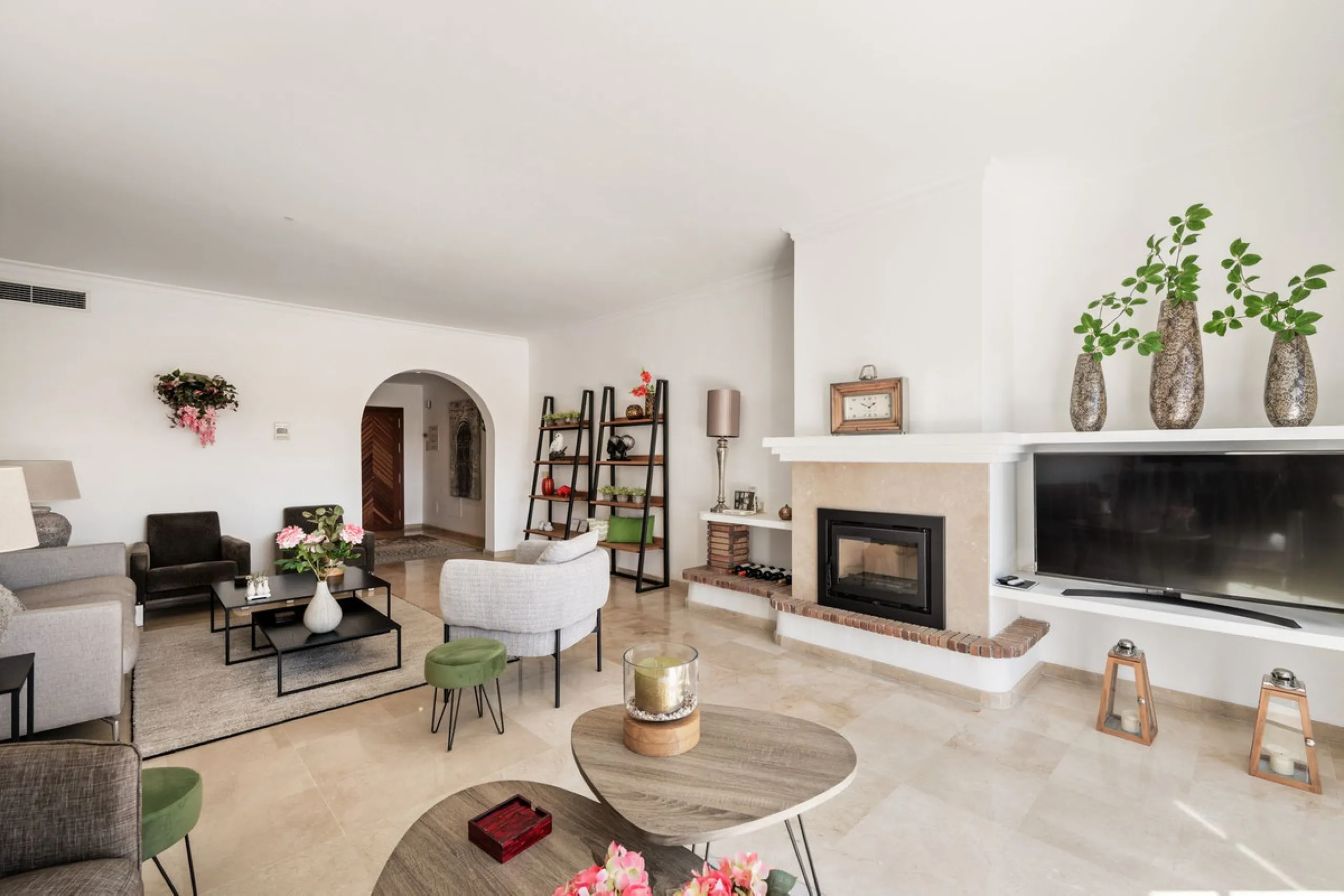 Located a stonesthrow from the sandy beach of Costalita, this top floor apartment with impressive solarium and sea views is a perfect holiday home.