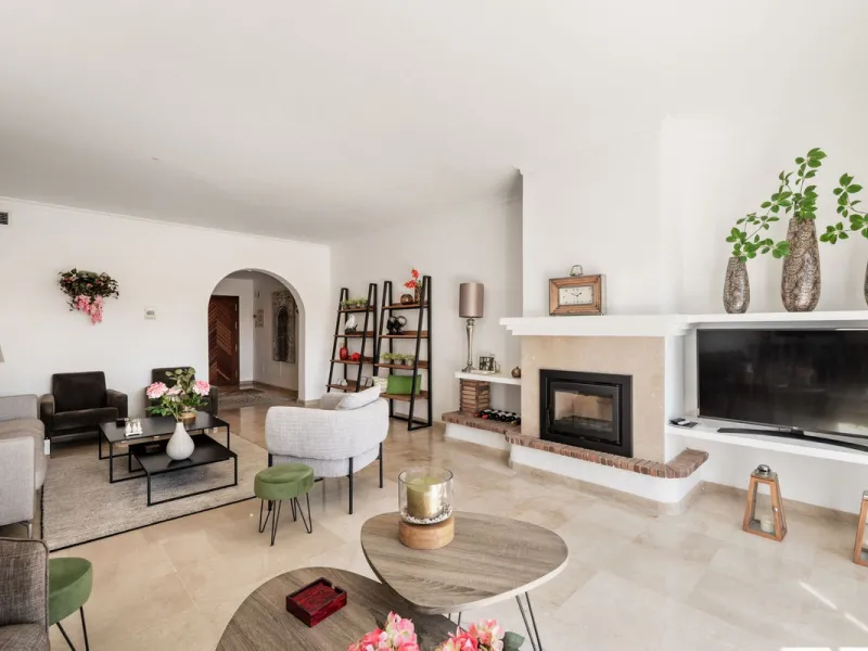 Located a stonesthrow from the sandy beach of Costalita, this top floor apartment with impressive solarium and sea views is a perfect holiday home.