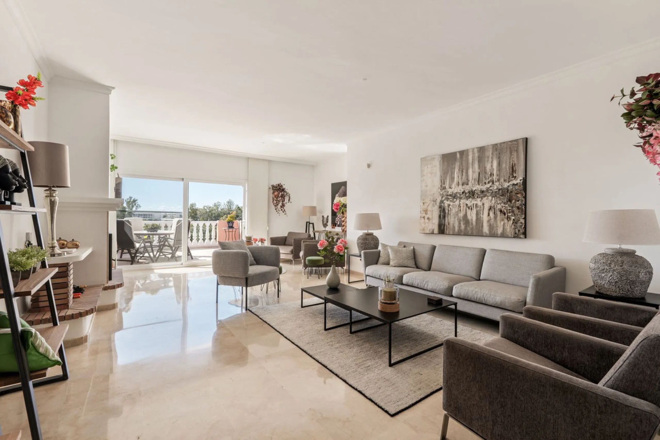 Located a stonesthrow from the sandy beach of Costalita, this top floor apartment with impressive solarium and sea views is a perfect holiday home.