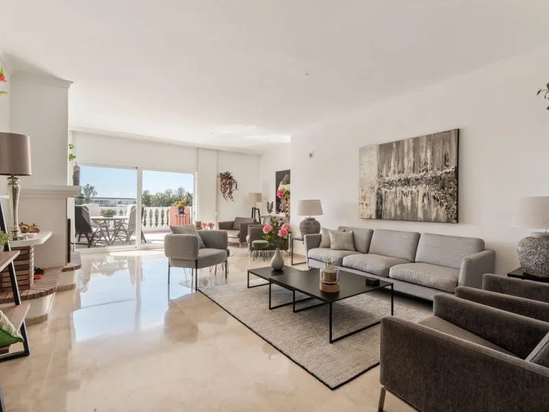 Located a stonesthrow from the sandy beach of Costalita, this top floor apartment with impressive solarium and sea views is a perfect holiday home.