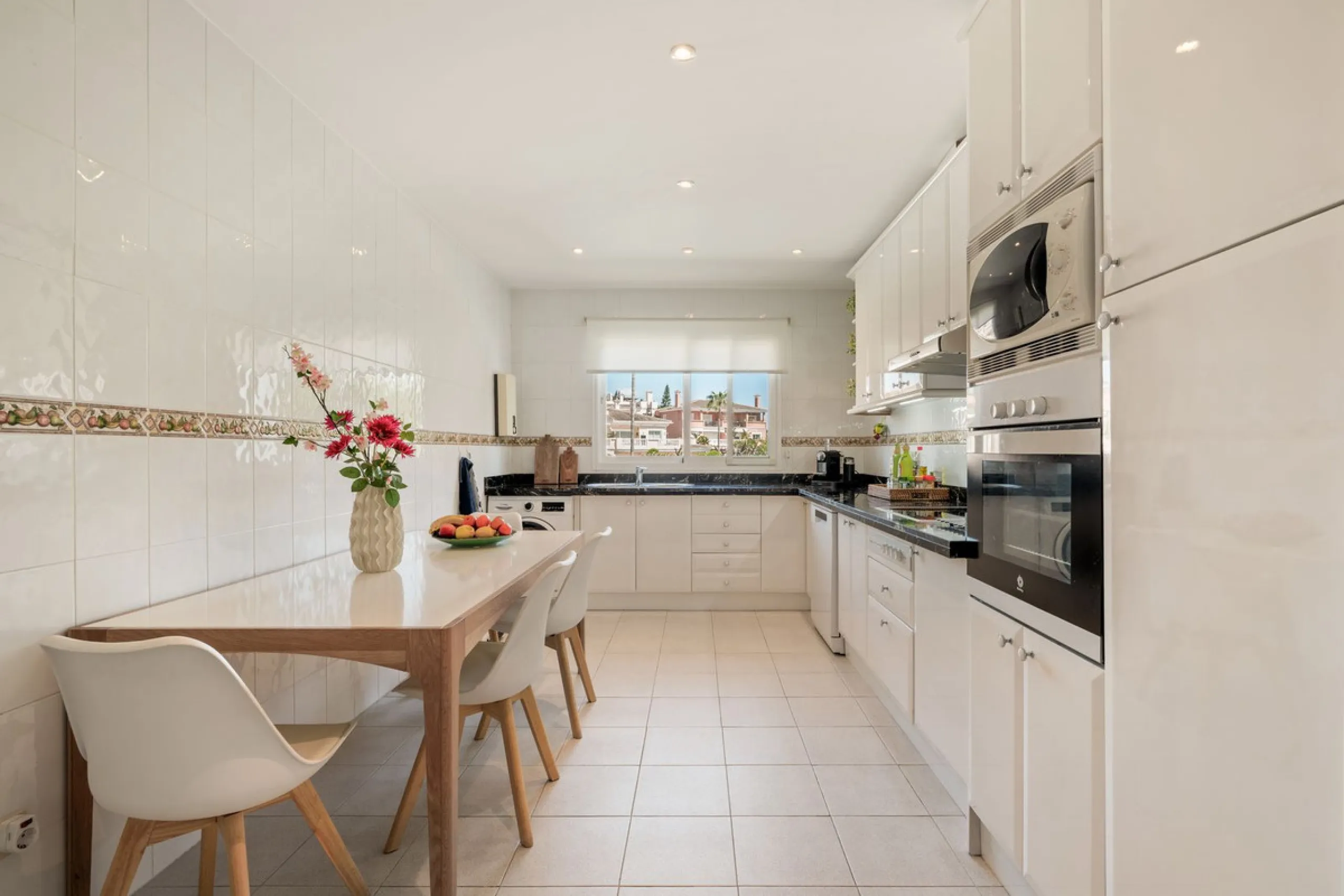 Located a stonesthrow from the sandy beach of Costalita, this top floor apartment with impressive solarium and sea views is a perfect holiday home.