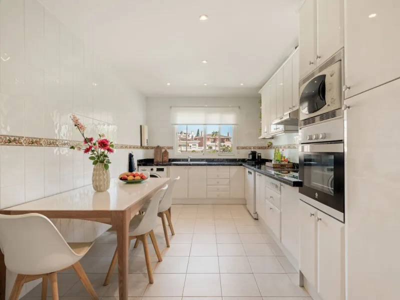 Located a stonesthrow from the sandy beach of Costalita, this top floor apartment with impressive solarium and sea views is a perfect holiday home.