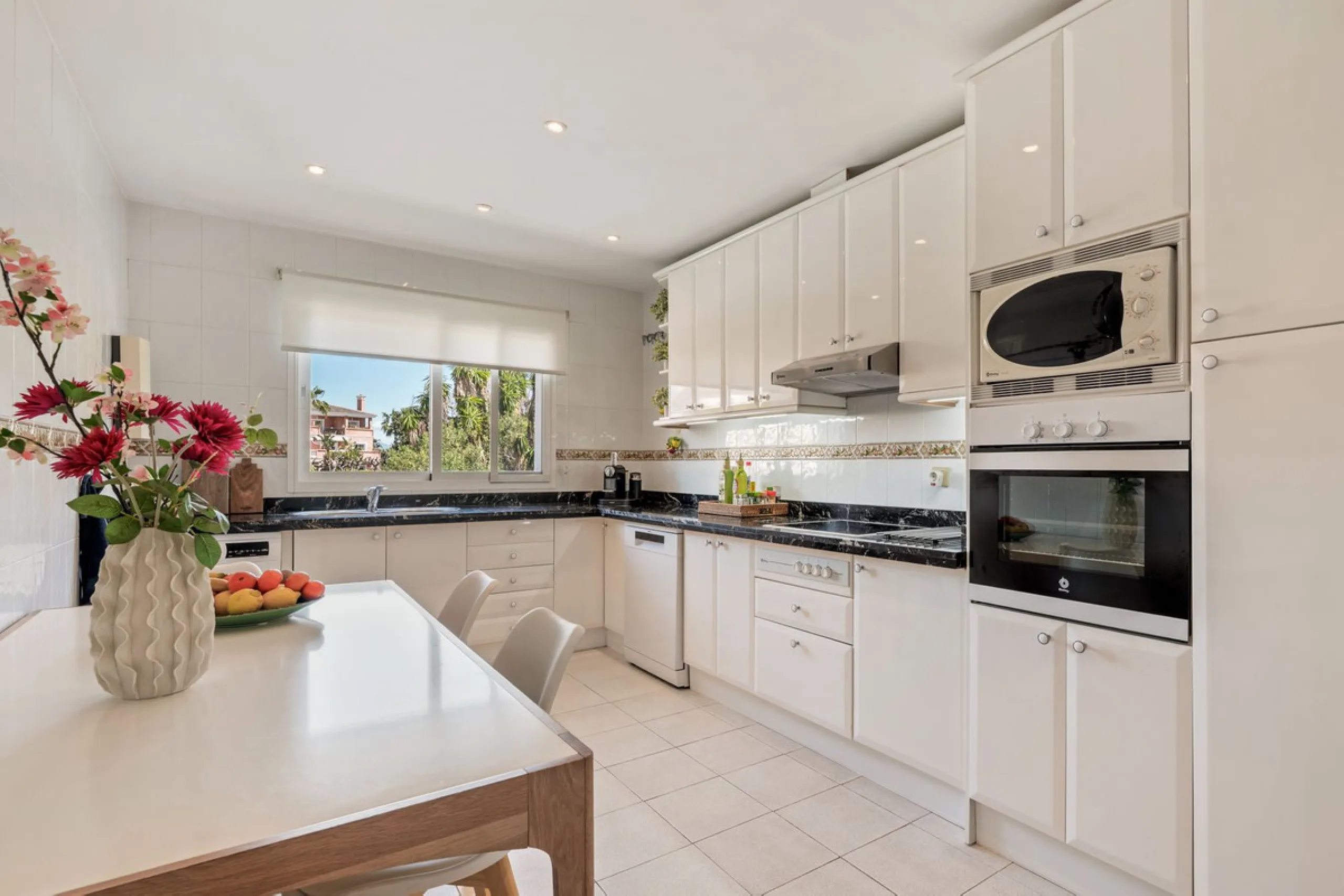Located a stonesthrow from the sandy beach of Costalita, this top floor apartment with impressive solarium and sea views is a perfect holiday home.
