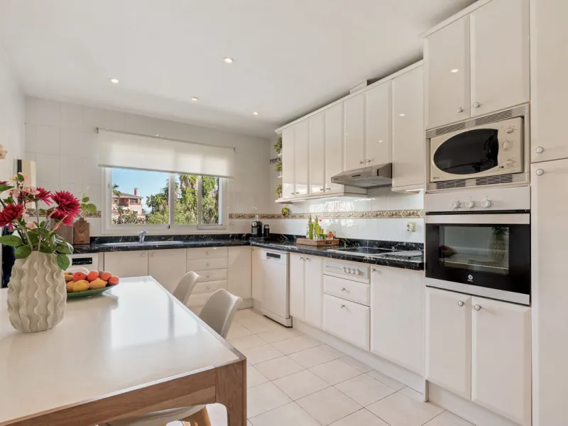 Located a stonesthrow from the sandy beach of Costalita, this top floor apartment with impressive solarium and sea views is a perfect holiday home.