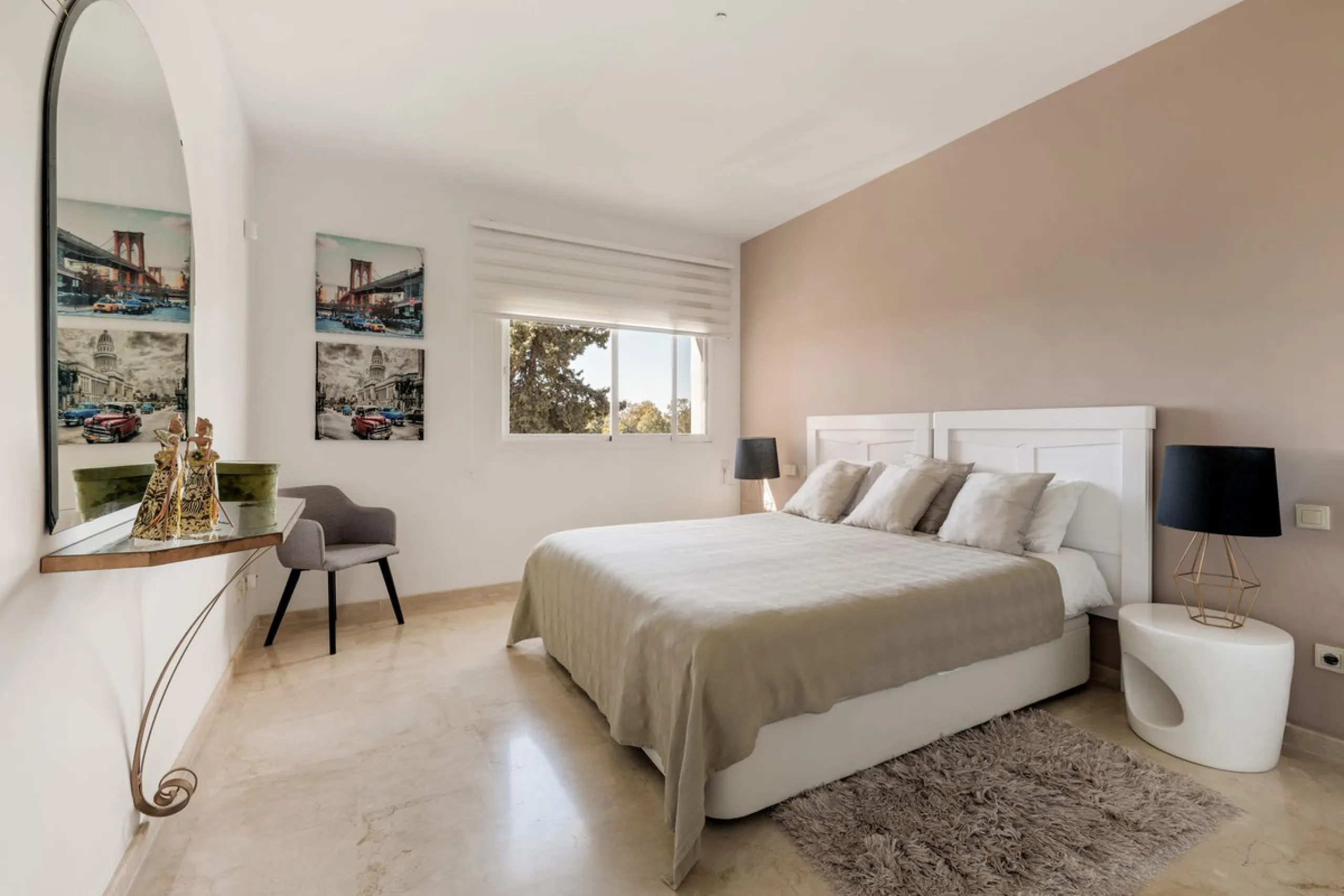 Located a stonesthrow from the sandy beach of Costalita, this top floor apartment with impressive solarium and sea views is a perfect holiday home.