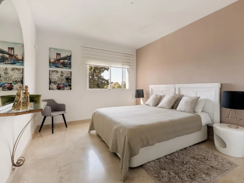 Located a stonesthrow from the sandy beach of Costalita, this top floor apartment with impressive solarium and sea views is a perfect holiday home.