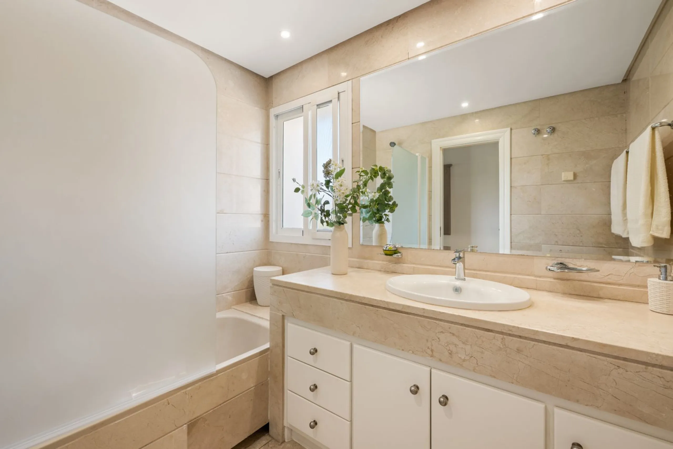 Located a stonesthrow from the sandy beach of Costalita, this top floor apartment with impressive solarium and sea views is a perfect holiday home.