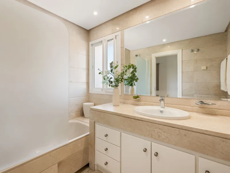 Located a stonesthrow from the sandy beach of Costalita, this top floor apartment with impressive solarium and sea views is a perfect holiday home.