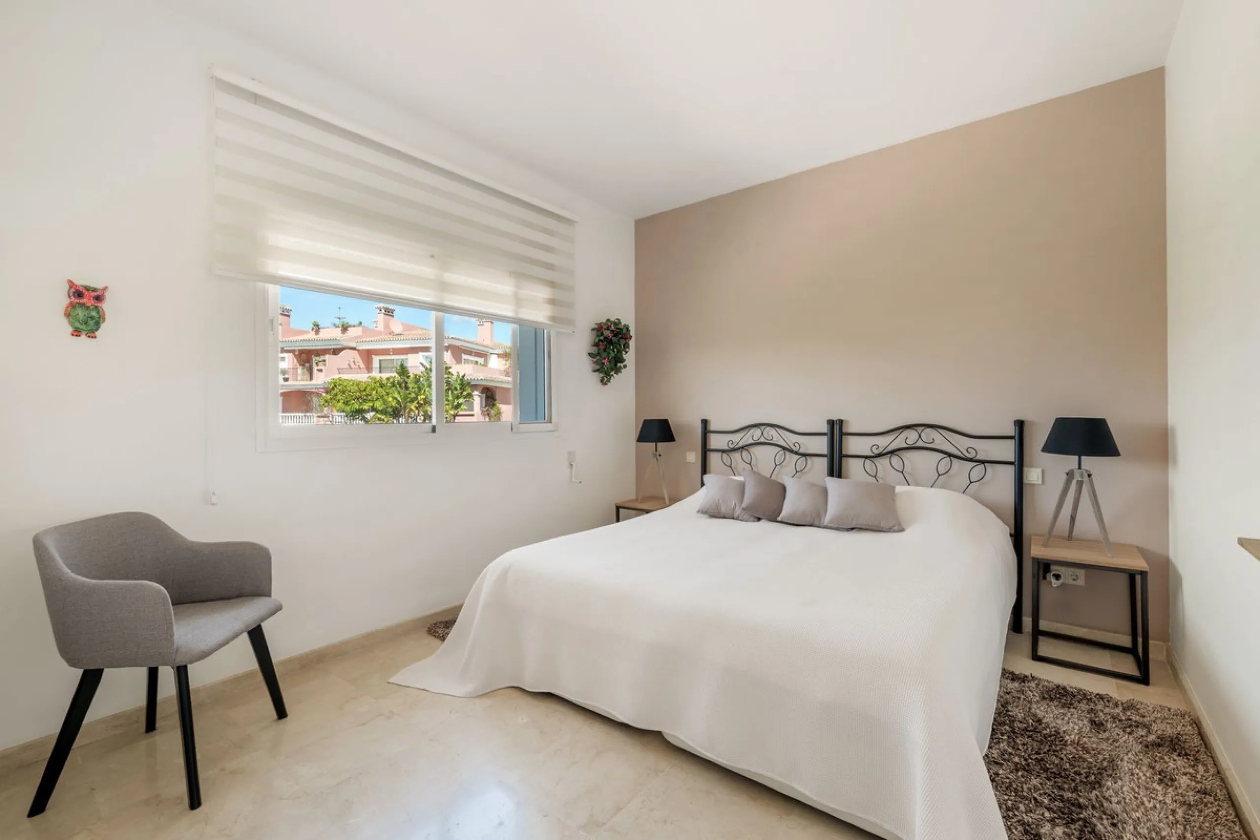 Located a stonesthrow from the sandy beach of Costalita, this top floor apartment with impressive solarium and sea views is a perfect holiday home.