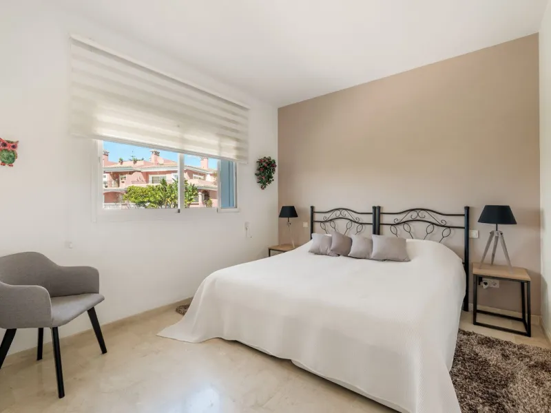 Located a stonesthrow from the sandy beach of Costalita, this top floor apartment with impressive solarium and sea views is a perfect holiday home.