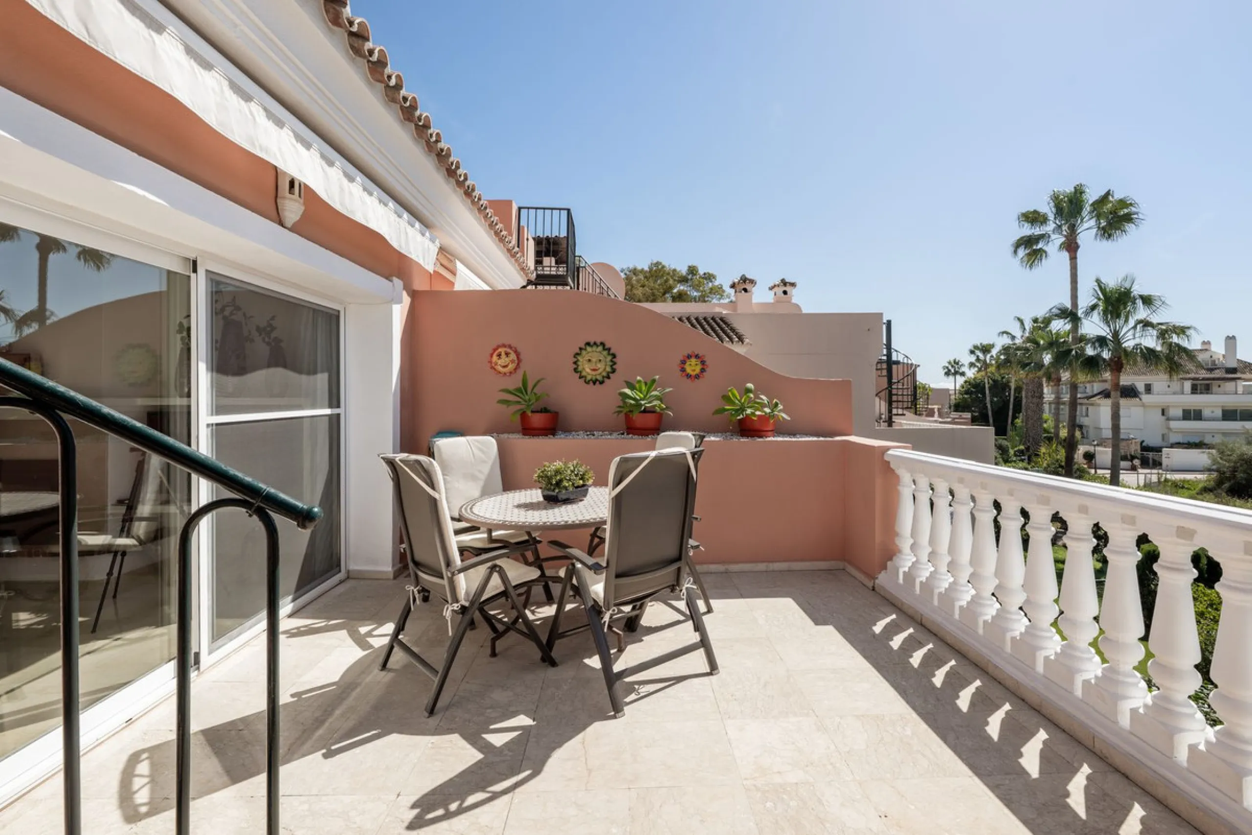 Located a stonesthrow from the sandy beach of Costalita, this top floor apartment with impressive solarium and sea views is a perfect holiday home.