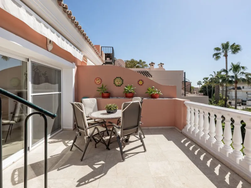 Located a stonesthrow from the sandy beach of Costalita, this top floor apartment with impressive solarium and sea views is a perfect holiday home.
