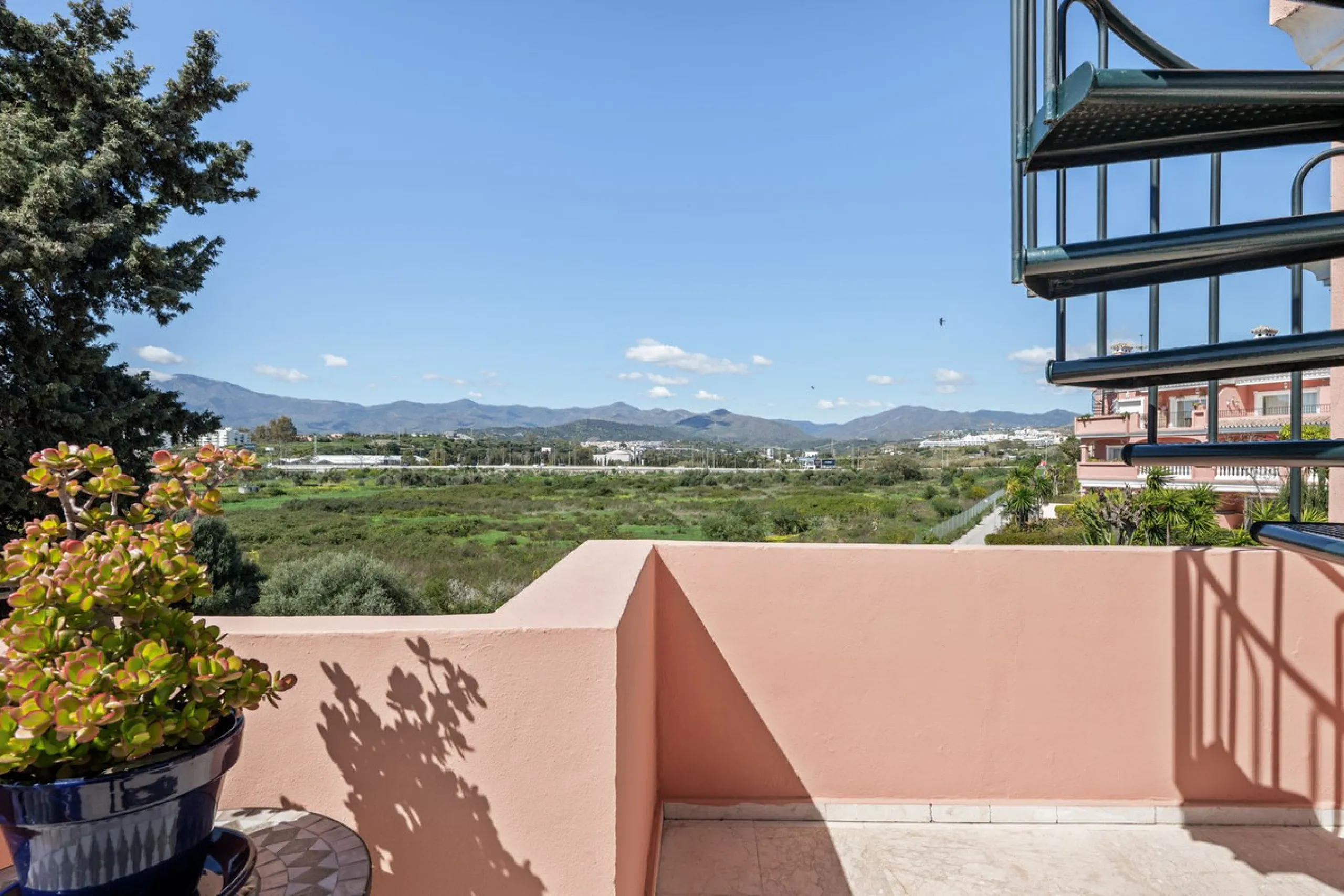 Located a stonesthrow from the sandy beach of Costalita, this top floor apartment with impressive solarium and sea views is a perfect holiday home.