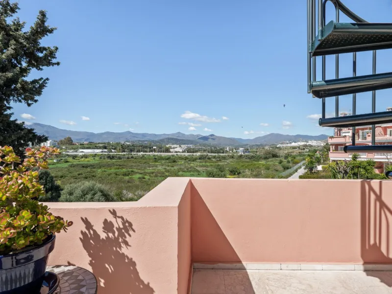 Located a stonesthrow from the sandy beach of Costalita, this top floor apartment with impressive solarium and sea views is a perfect holiday home.