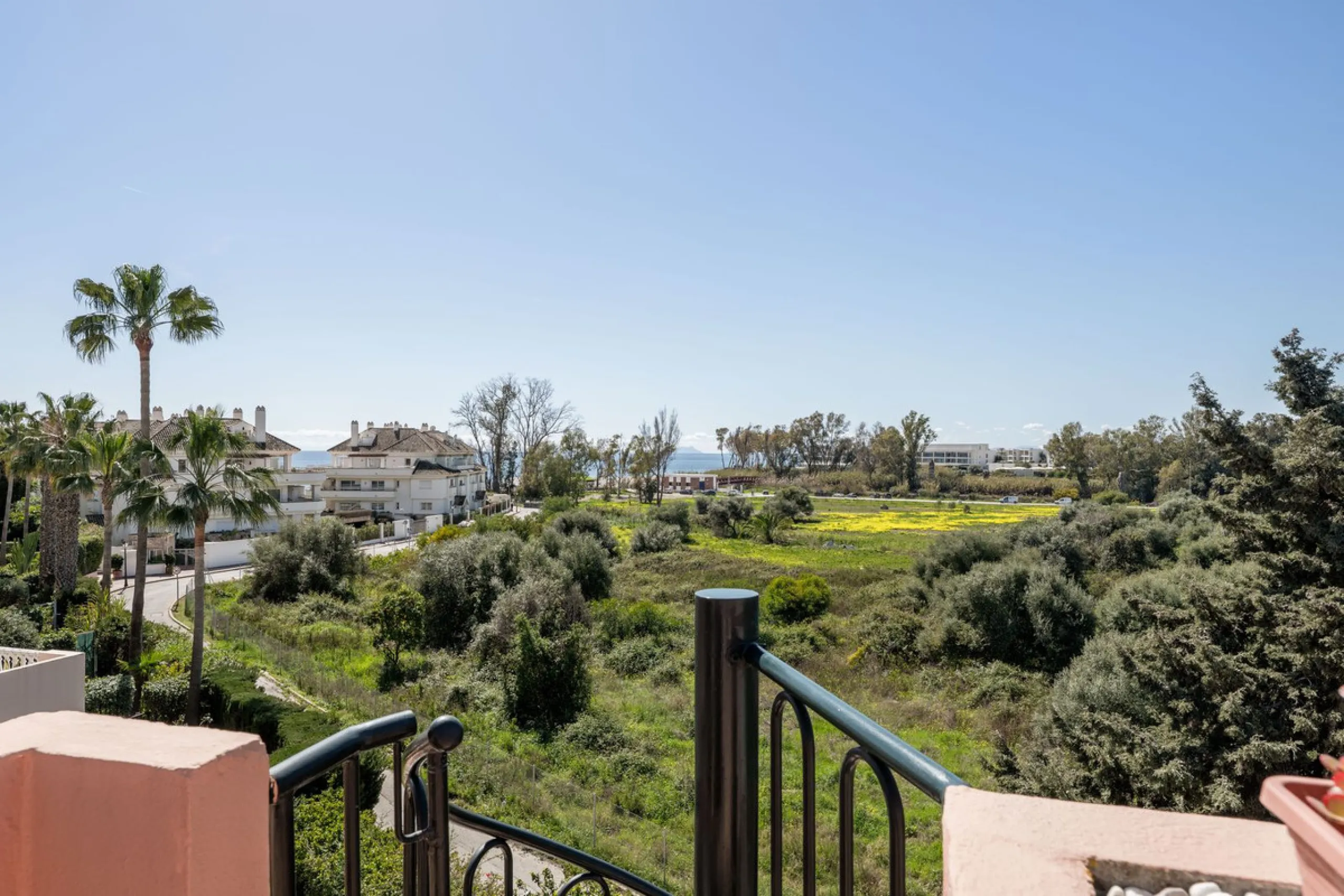 Located a stonesthrow from the sandy beach of Costalita, this top floor apartment with impressive solarium and sea views is a perfect holiday home.