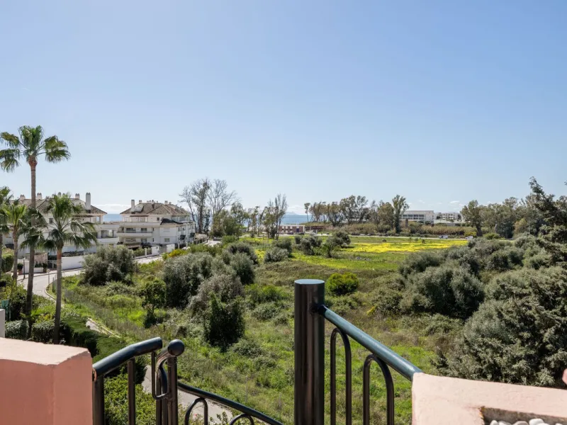 Located a stonesthrow from the sandy beach of Costalita, this top floor apartment with impressive solarium and sea views is a perfect holiday home.