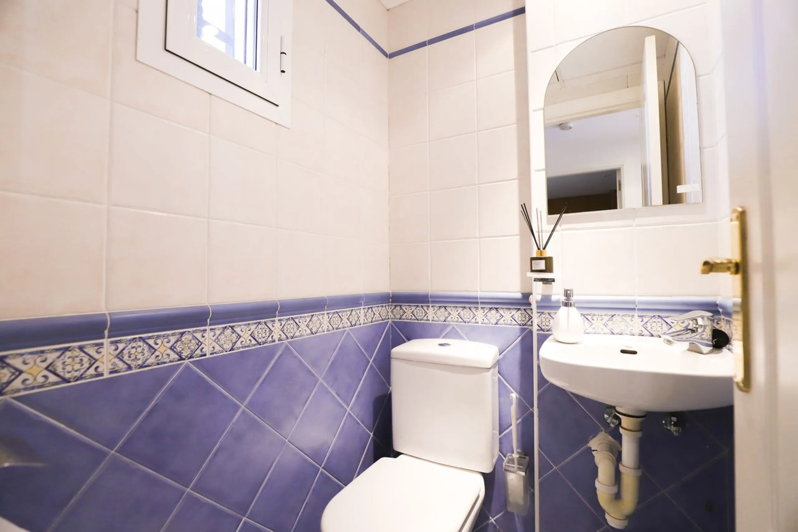 A rare opportunity to invest in a fully-furnished, 3-bedroom townhouse with a fully-transferable holiday rental license, allowing you to enjoy the property personally as well as generating immediate income through short-term rentals, if desired.