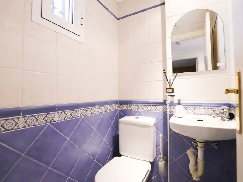A rare opportunity to invest in a fully-furnished, 3-bedroom townhouse with a fully-transferable holiday rental license, allowing you to enjoy the property personally as well as generating immediate income through short-term rentals, if desired.