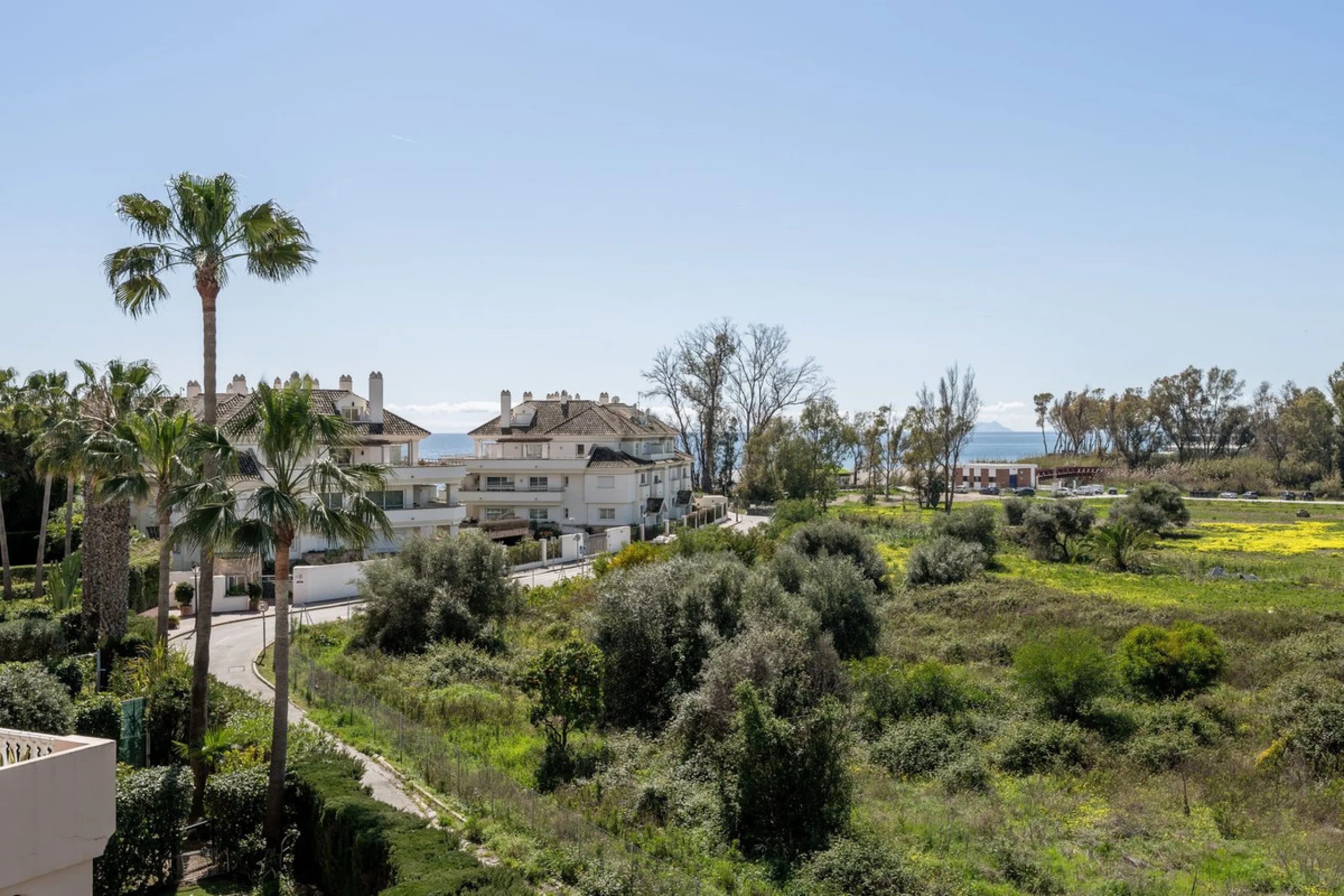 Located a stonesthrow from the sandy beach of Costalita, this top floor apartment with impressive solarium and sea views is a perfect holiday home.