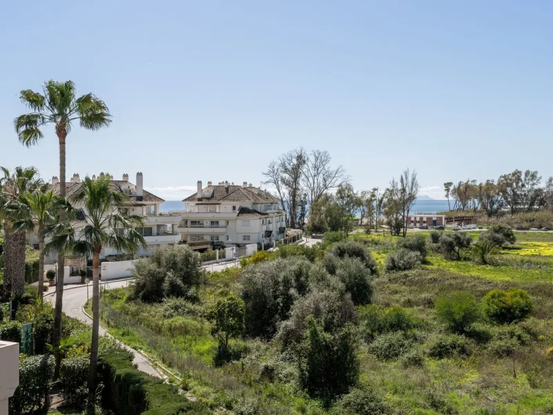 Located a stonesthrow from the sandy beach of Costalita, this top floor apartment with impressive solarium and sea views is a perfect holiday home.