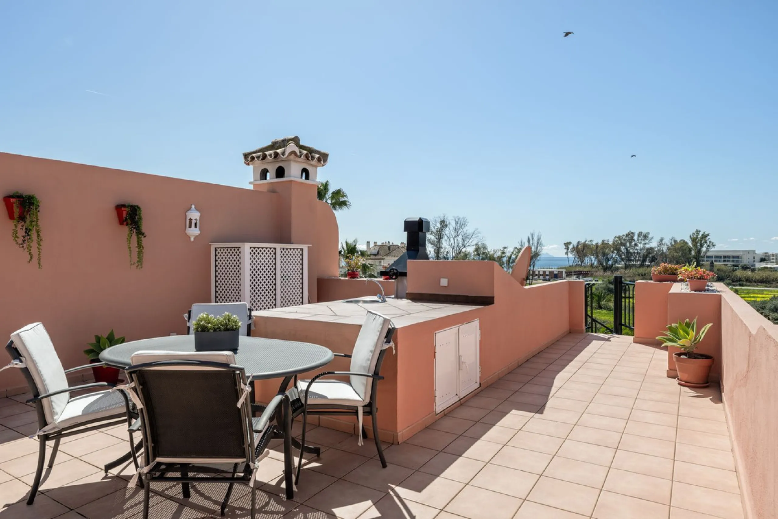 Located a stonesthrow from the sandy beach of Costalita, this top floor apartment with impressive solarium and sea views is a perfect holiday home.