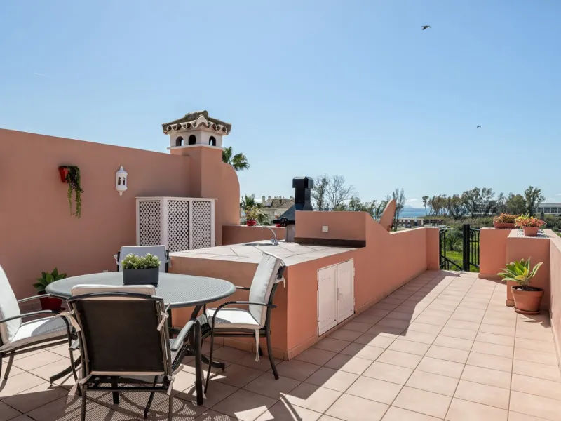 Located a stonesthrow from the sandy beach of Costalita, this top floor apartment with impressive solarium and sea views is a perfect holiday home.