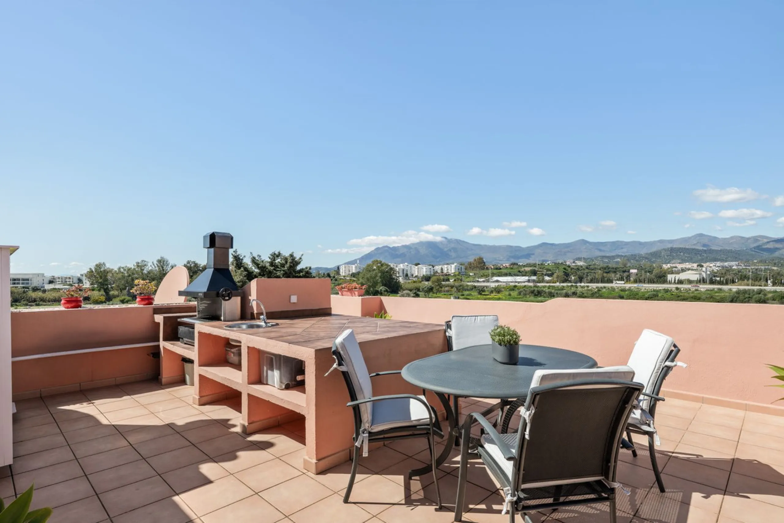 Located a stonesthrow from the sandy beach of Costalita, this top floor apartment with impressive solarium and sea views is a perfect holiday home.