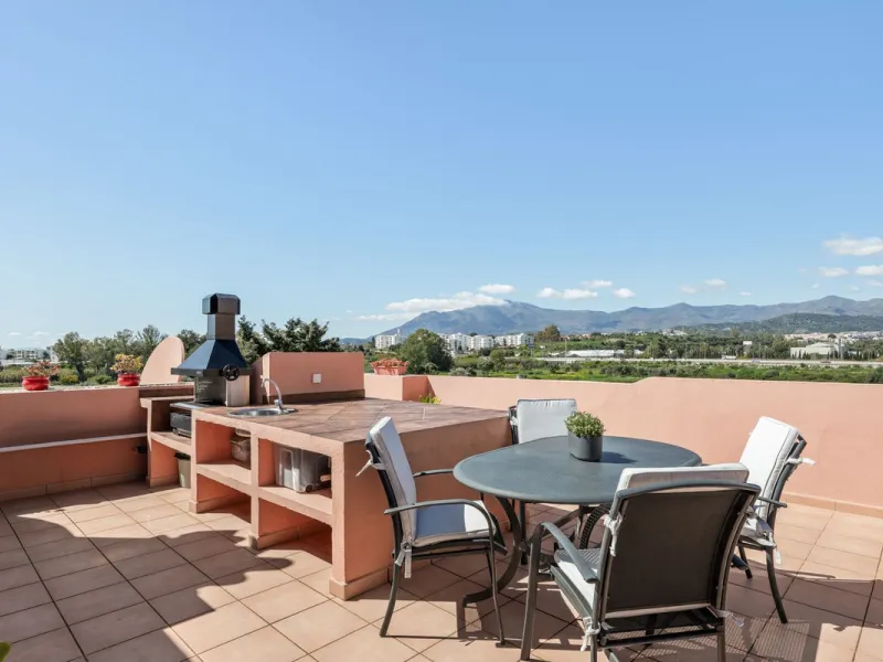 Located a stonesthrow from the sandy beach of Costalita, this top floor apartment with impressive solarium and sea views is a perfect holiday home.