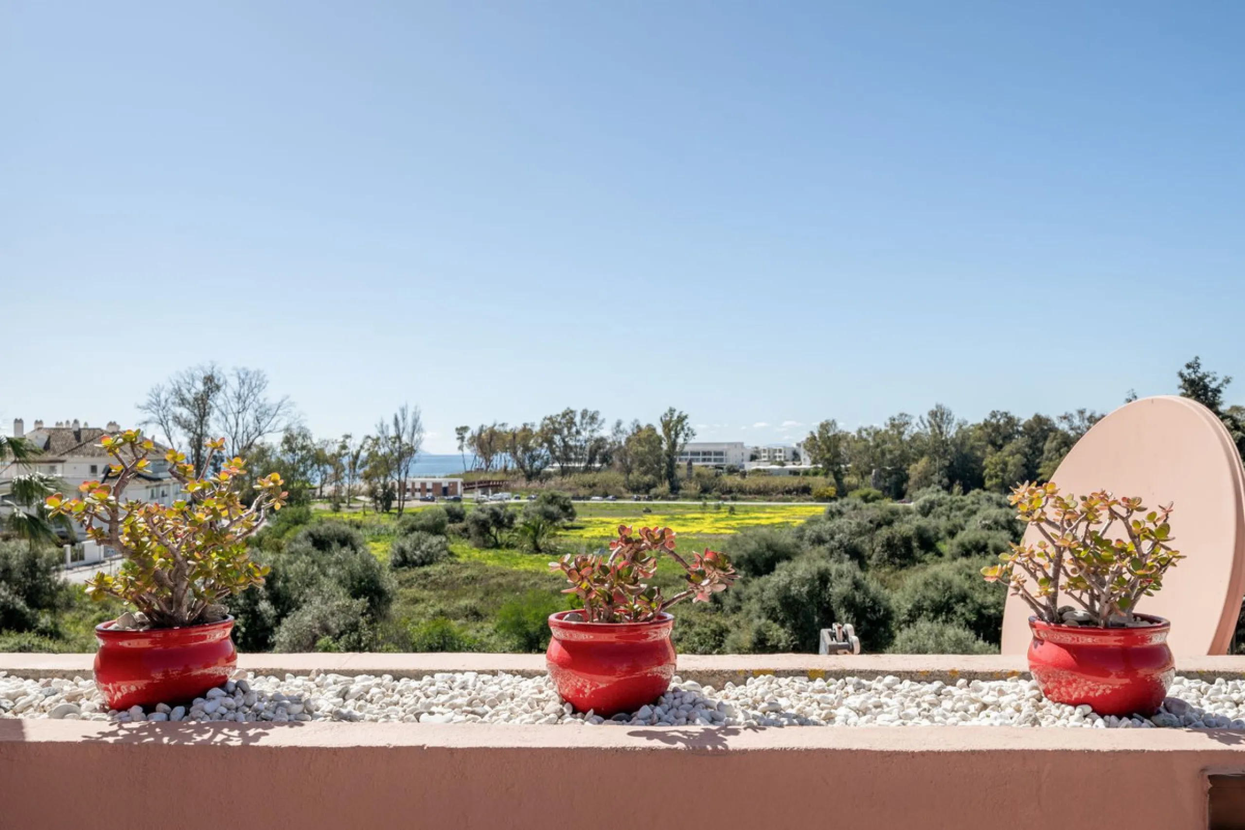 Located a stonesthrow from the sandy beach of Costalita, this top floor apartment with impressive solarium and sea views is a perfect holiday home.