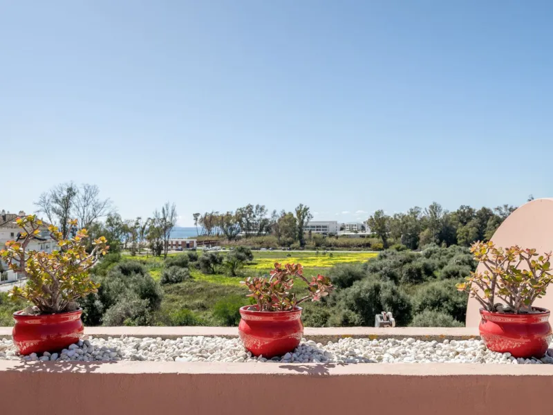 Located a stonesthrow from the sandy beach of Costalita, this top floor apartment with impressive solarium and sea views is a perfect holiday home.